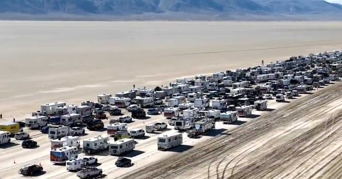 Desítky tisíc lidí uvízlých v blátě. Účastníci festivalu Burning Man se houfně začali vracet domů