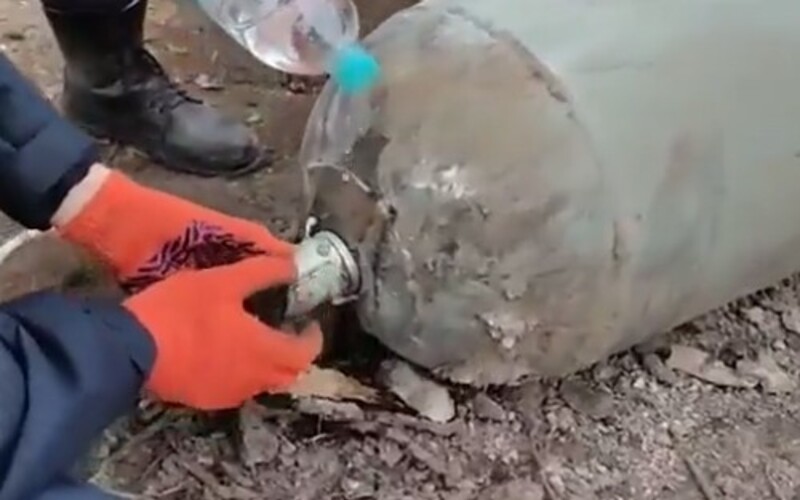 VIDEO: Ukrajinci zneškodnili leteckú bombu holými rukami. Je to odvaha, ktorú možno len ťažko pochopiť, hovorí expert.