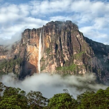 V ktorej krajine sa nachádza Angelov vodopád - najvyšší vodopád na svete, ktorý dosahuje výšku 979 metrov? 