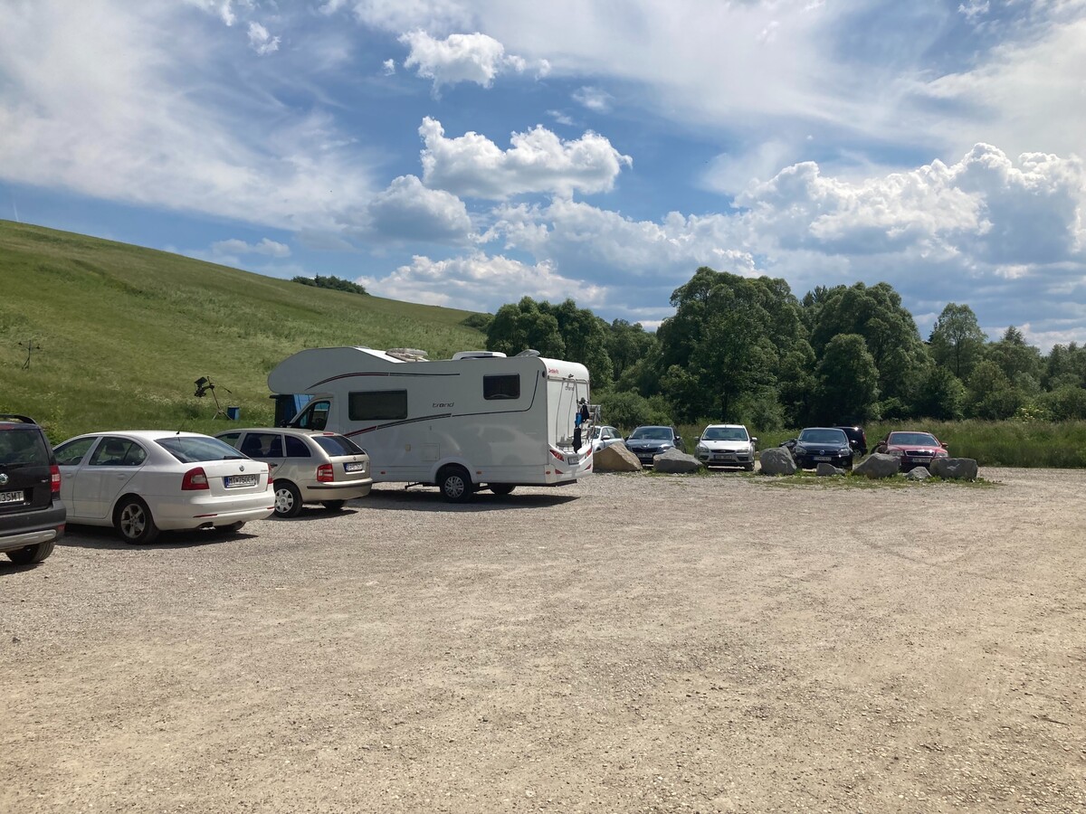 Na štrkovom parkovisku bolo odparkovaných mnoho áut s poľskou ŠPZ.