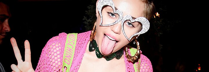 Miley Cyrus opäť pózuje len v nohavičkách. Chváli sa novými teniskami Gucci, prsia si zakrýva dlaňami