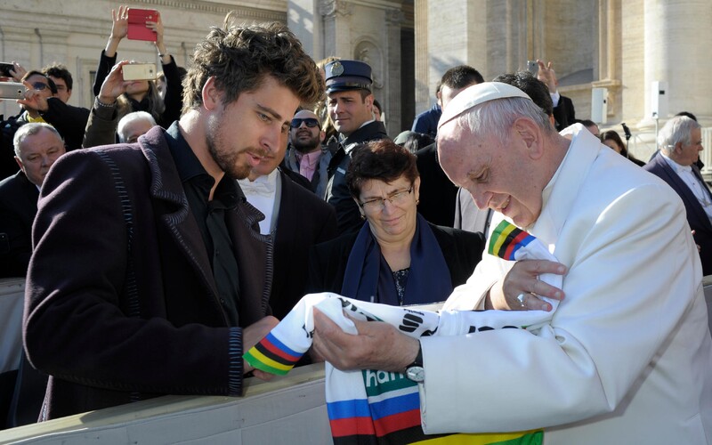 Pápež vydražil bicykel, ktorý mu daroval Peter Sagan, za 30 000 €. Výťažok poputuje nemocniciam bojujúcim s koronavírusom.
