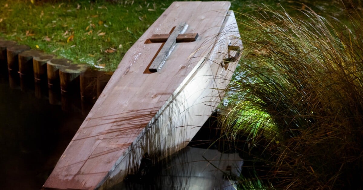 „Všechny nás to vyděsilo.“ Žena zaklepala na rakev během vlastního pohřbu
