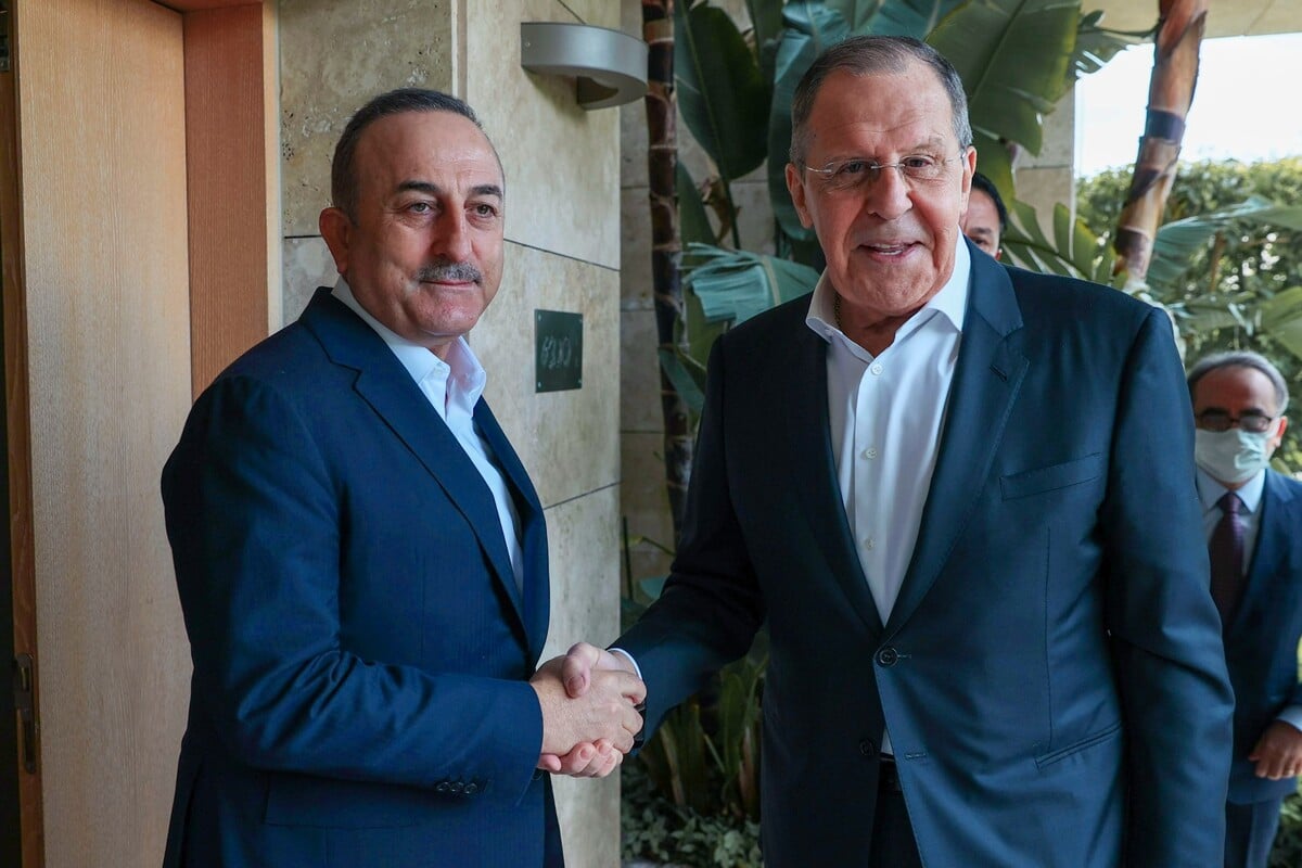 Turecký minister zahraničných vecí Mevlüt Čavušoglu a Sergej Lavrov.