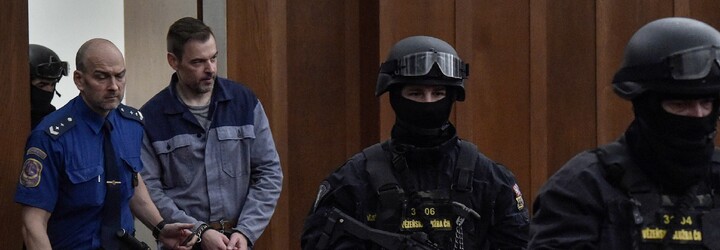 Petr Kramný žádá obnovu procesu. Do soudní síně ho doprovodila policie se samopaly