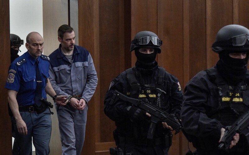 Petr Kramný žádá obnovu procesu. Do soudní síně ho doprovodila policie se samopaly.