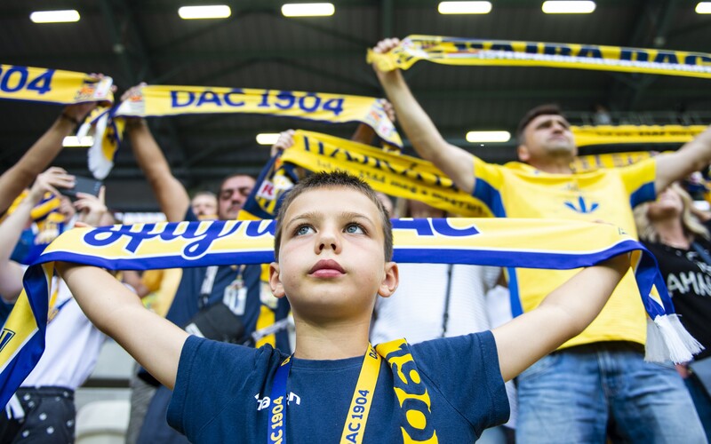 Prvý futbalový zápas po uvoľnení opatrení odohrali v Dunajskej Strede: Fanúšikom chýbali rúška a sedeli si, ako sa im zachcelo.