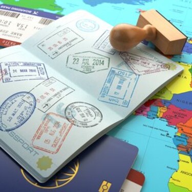 Všetky pasy členských krajín majú jednotnú farbu. Akú?
