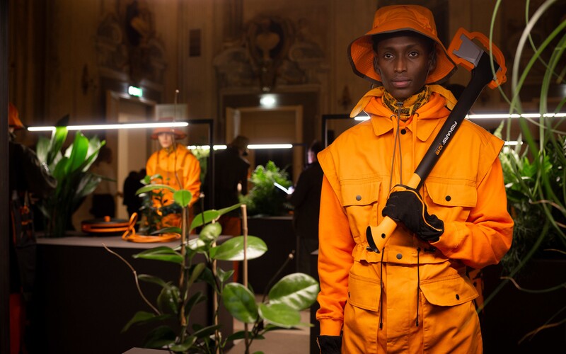Debutová kolekce značky Fiskars nabízí pracovní oděvy vhodné nejen do zahrady.