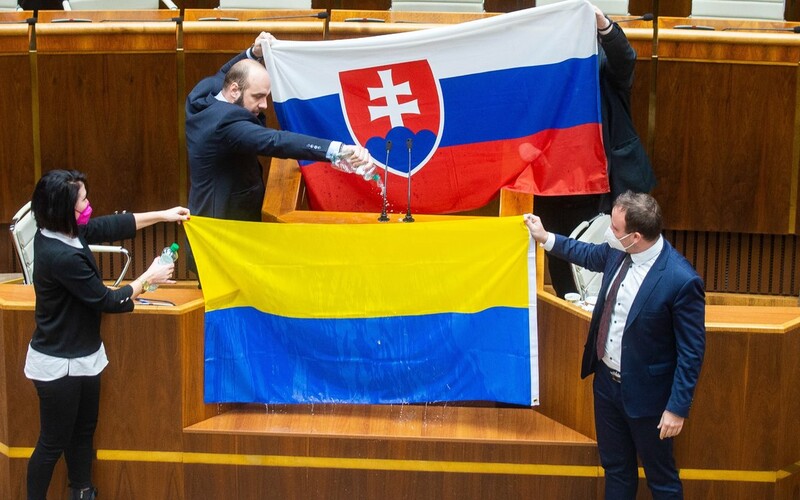 Ukrajina žiada ospravedlnenie za to, že poslanci ĽSNS dehonestovali jej vlajku.