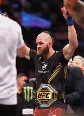 Jiří Procházka se stal jako historicky první Čech šampionem UFC. Ve kterém kole svého soupeře Glovera Teixeiru ukončil?