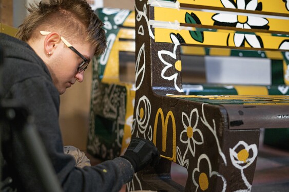 Na výrobu jedné lavičky bylo potřeba 50 kilogramů zrecyklovaných plastových táců z McDonald's. Kolik Big Maců by vážilo stejně?