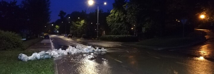 Český Krumlov zasáhla v noci blesková povodeň, řeka Polečnice se vylila z břehů