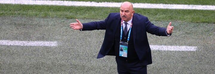Ruský trenér reagoval na Ronaldovo odmítání Coca-Coly. Na tiskovce vzal obě láhve, jednu si otevřel a s chutí se napil