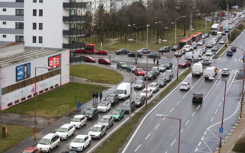Slováci obchádzajú Matovičove opatrenia. Cestovanie národov začalo už dnes, za Bratislavou sú kolóny.