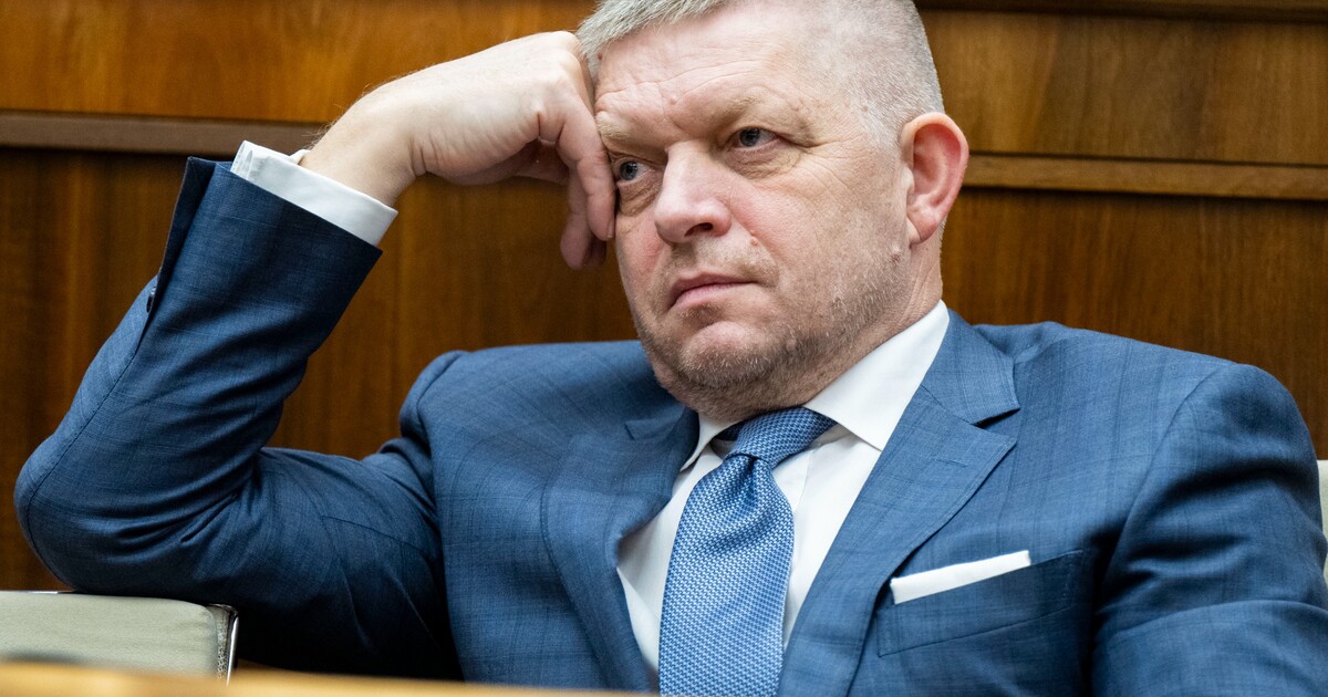 Fico reaguje na studenta, který nepodal ruku prezidentovi. Nadává mu do nevycválaných puberťáků a chce rozdávat facky