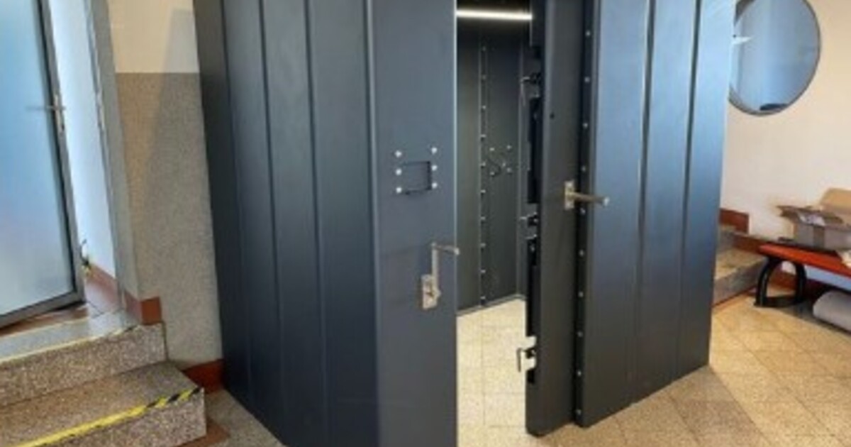 Německý diskont prodává bunkry a neprůstřelné vesty. Ve stejném obchodě nakoupíš i běžný sortiment