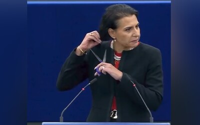 VIDEO: Švédská politička si na podporu íránských žen ustřihla vlasy přímo během projevu.