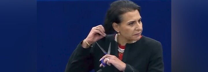 VIDEO: Švédská politička si na podporu íránských žen ustřihla vlasy přímo během projevu