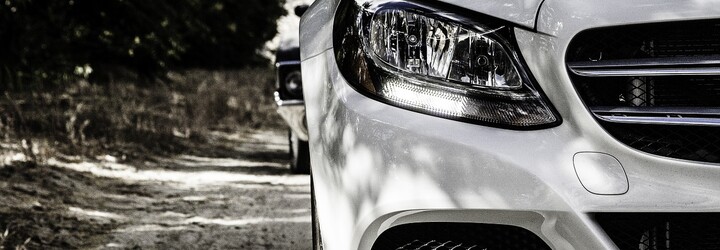Kvůli nevěře mu posprejovala a rozbila luxusní mercedes