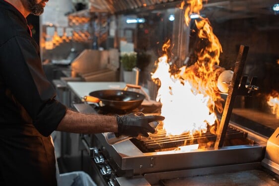 Flambování je velice oblíbená technika, která spočívá v polití pokrmu malým množstvím alkoholu a jeho následným zapálením. Důležitý je obsah alkoholu, který by měl mít minimálně: