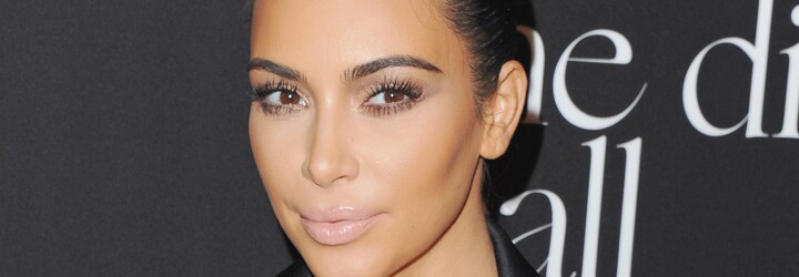 Kim Kardashian odhalila lechtivé zákulisní fotografie s průsvitným topem. Kanye nemohl chybět