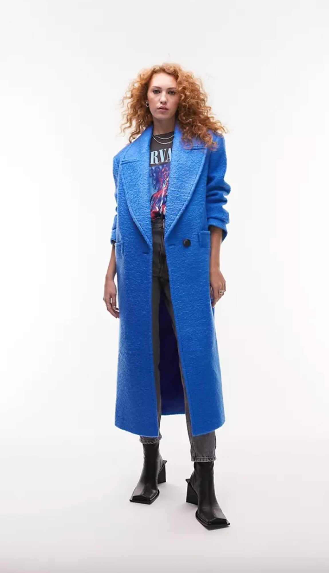 Modrý maxi kabát od značky Topshop môže byť tvoj za 65 eur. 