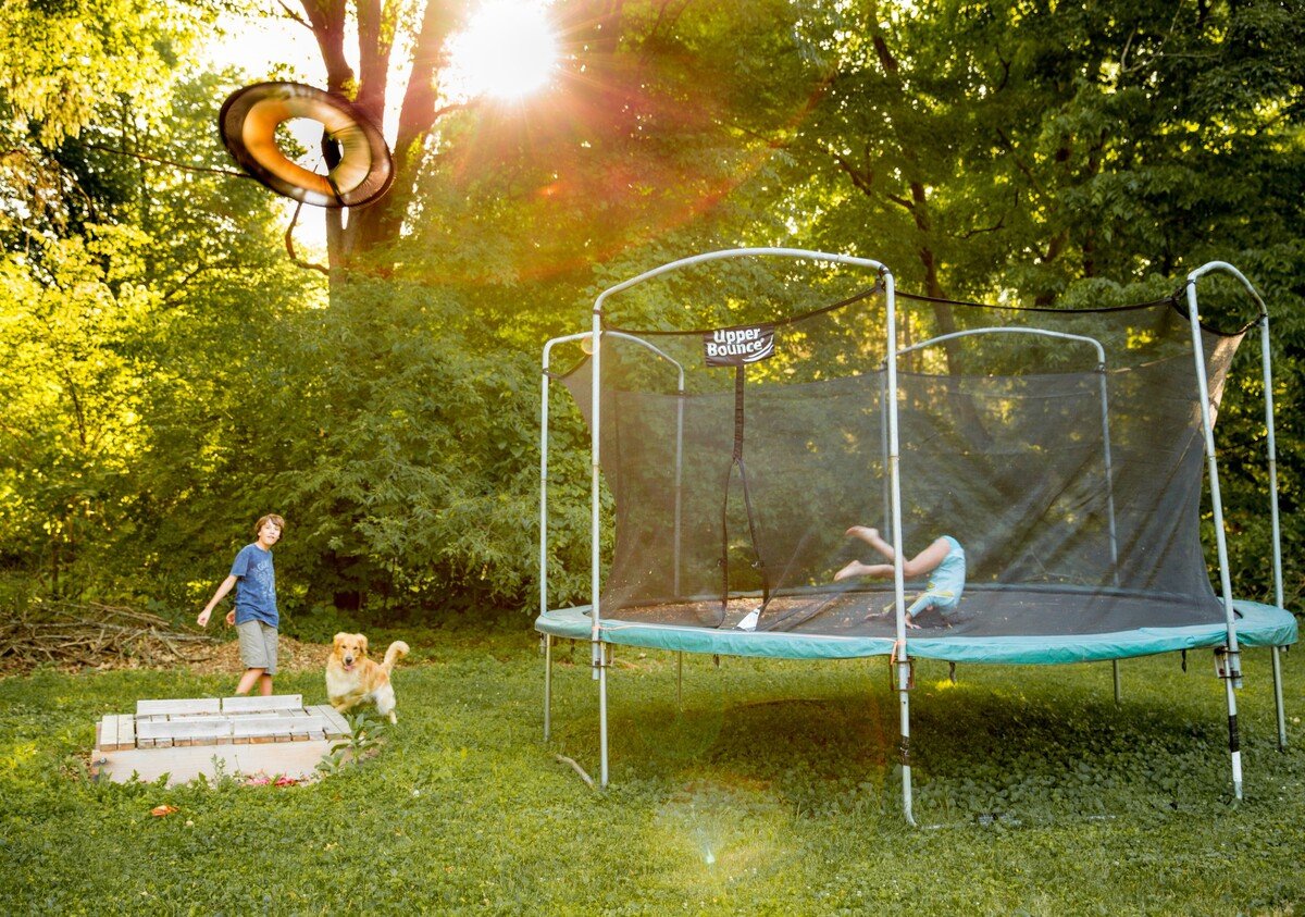 trampolína, deti