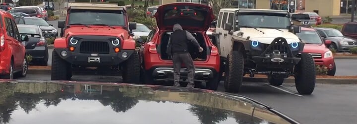 Řidiči dvou Jeepů perfektně potrestali arogantního řidiče Mercedesu. Do svého auta se pak musel dostávat přes kufr