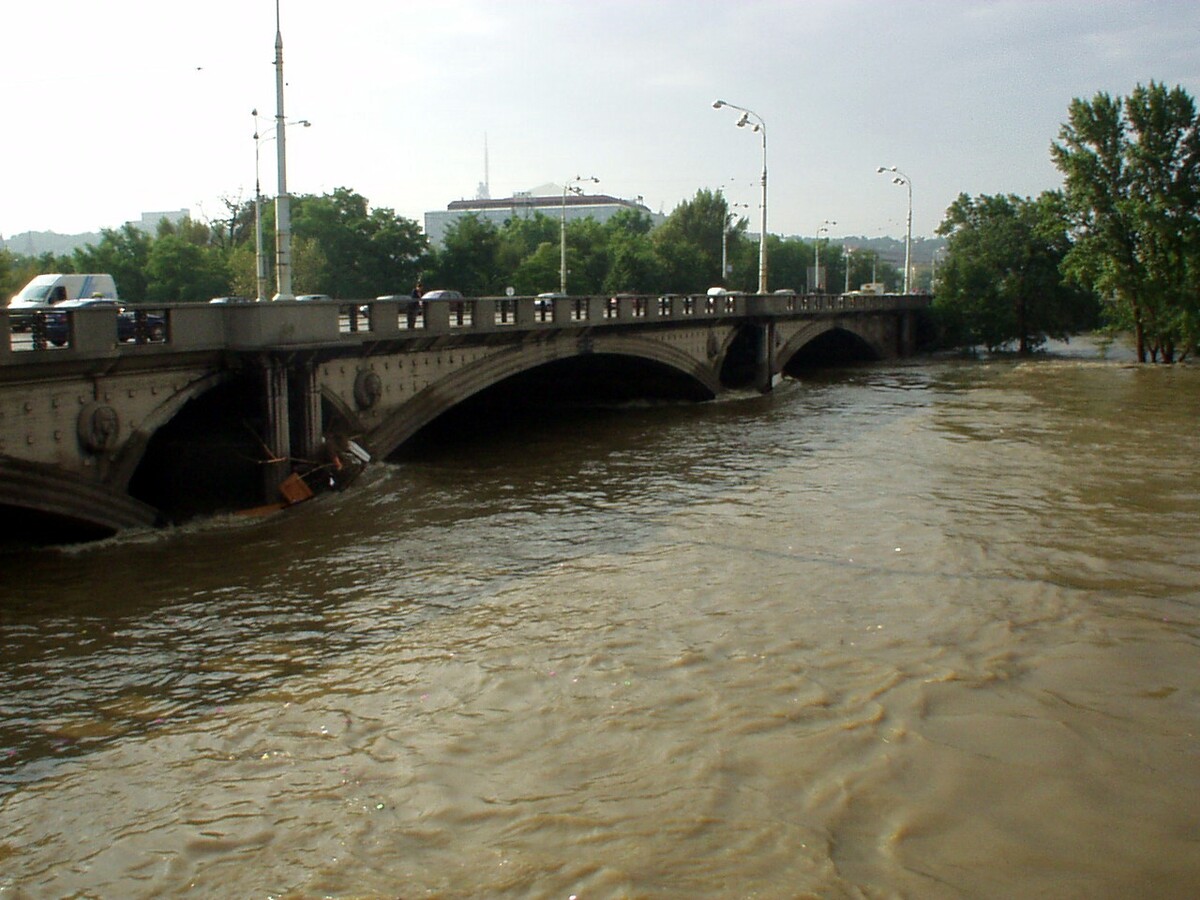 Rozvodněná Vltava zaplavila pražské ulice.
