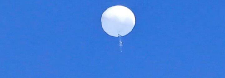 VIDEO: USA nad oceánem sestřelily čínský špionážní balón. Čína vyhrožuje, že bude reagovat
