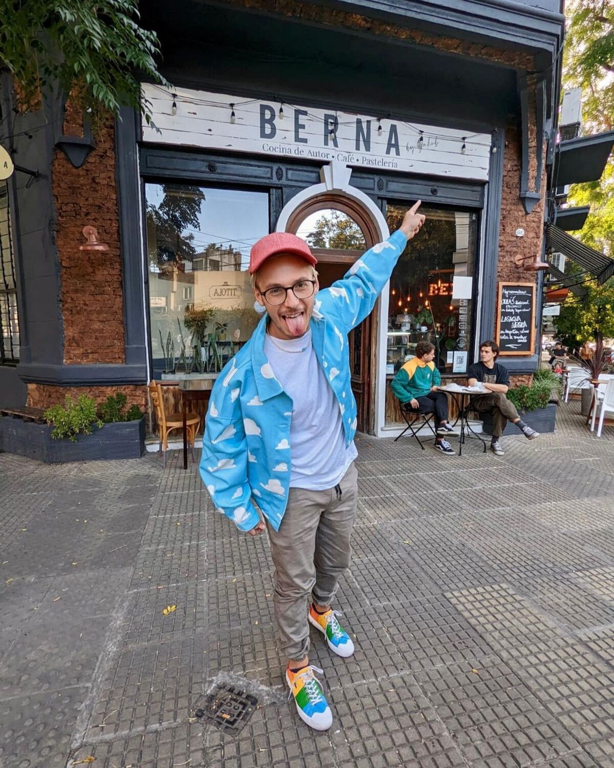 Jakub pred svojou reštauráciou Berna v Buenos Aires.