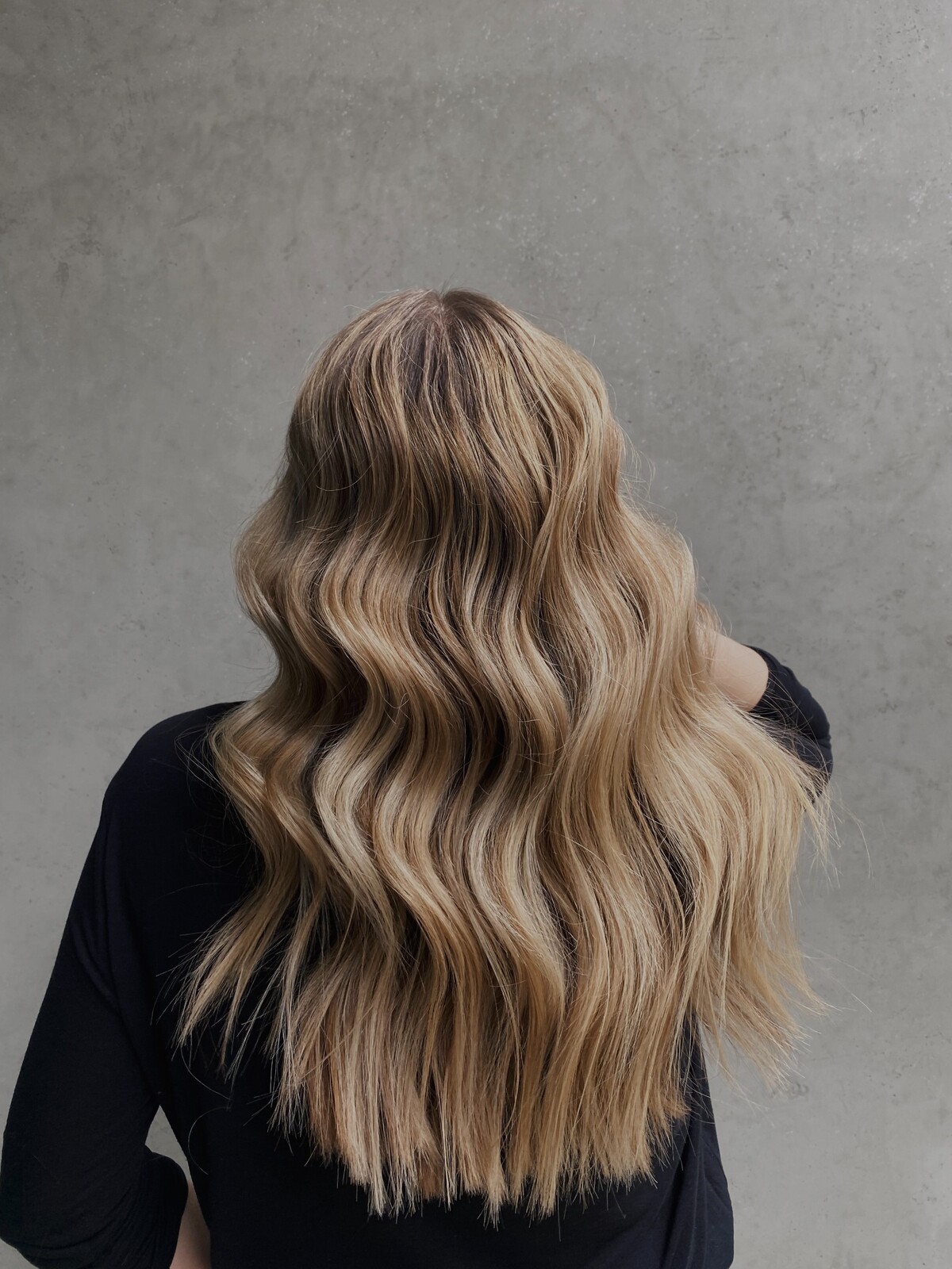 Balayage je nadčasový trend, ktorý hádam nikdy nevyjde z módy. Pre blond vlasy tento rok trendujú najmä zlaté odtiene, popredná hairstylistka Monika Kalická však dáva výkričník pri ich údržbe.