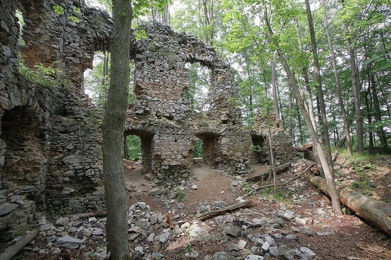 Tato zřícenina už je třešničkou na dortu a kdo ji pozná je borec. Hrad nad údolím řeky Punkvy je pustý od roku 1461 a doteď je v havarijním stavu.