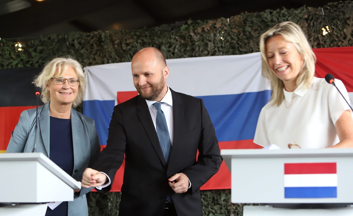 Minister obrany SR Jaroslav Naď navštívil Sliač spolu s nemeckou a holandskou ministerkou obrany.