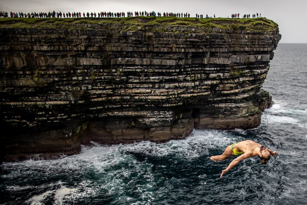 Kategorie: Extrémní sporty.
Catalin Preda z Rumunska se potápí z 27metrové plošiny na světové sérii Red Bull Cliff Diving World Series, Downpatrick Head, Irsko, v září 2021.