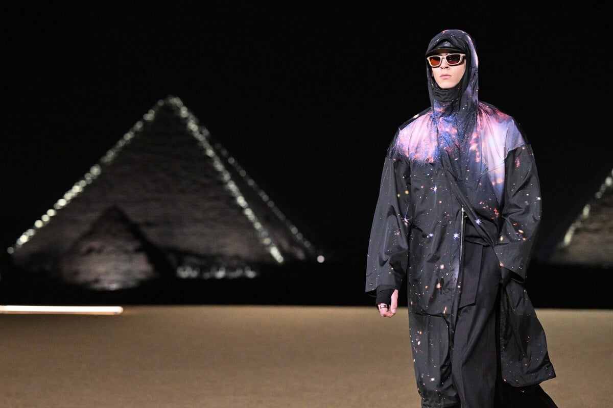 Posledná prehliadka Dior Men Pre-Fall 2023 sa konala v Káhire. Luxusný módny dom ponúkol veľkolepé nočné divadlo pri egyptských pyramídach.