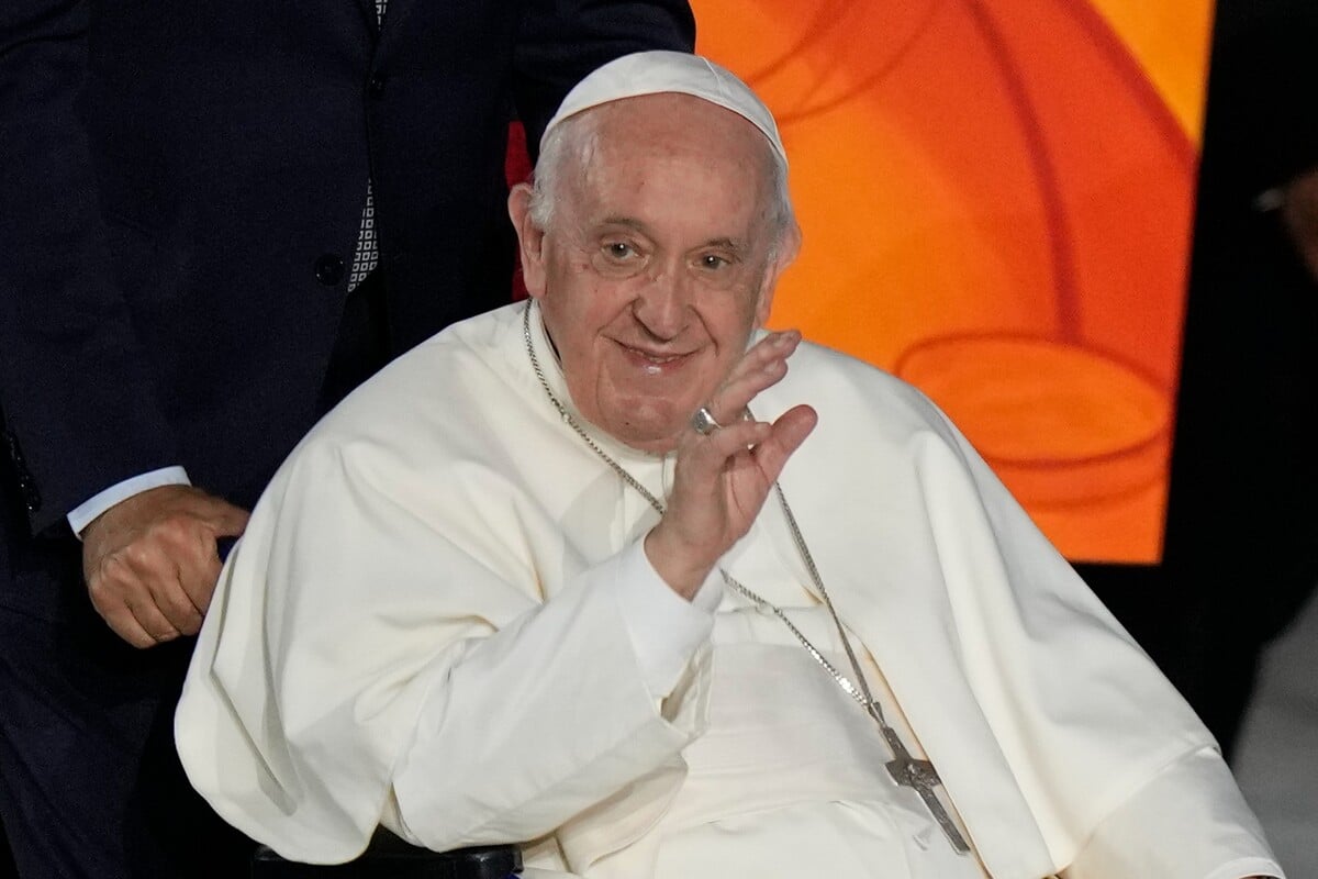 Pápež František prichádza na invalidnom vozíku na úvodný deň katolíckeho Svetového stretnutia rodín
do Auly Pavla VI. vo Vatikáne v stredu 22. júna 2022.