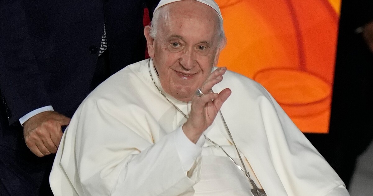 Papež František je v kritickém stavu, sdělil Vatikán