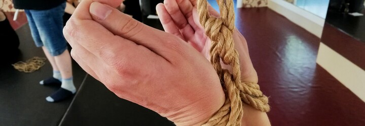 Na bondage workshopy chodia najmä ženy, ktoré tam dotiahnu svojich hanblivejších partnerov. Ako taký workshop prebieha? (Reportáž)