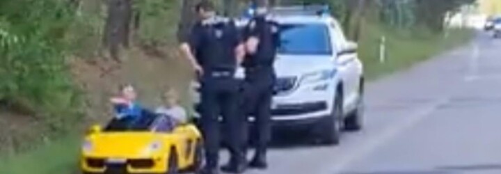 VIDEO: Dva malí školáci si vyjeli v elektrickém autíčku na Starou dálnici v Brně. Zastavila je policie