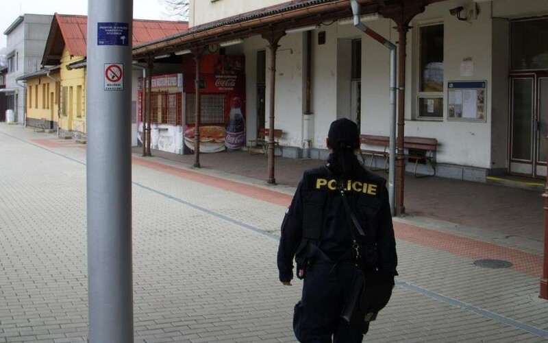 Průvodčí dostal pěstí od cestujícího, který si odmítl nasadit respirátor. Skončil v nemocnici.
