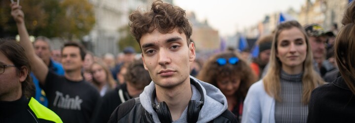 „Mám strach z budoucnosti.“ Kdo jsou mladí lidé, kteří dorazili na akci Milionu chvilek pro demokracii?