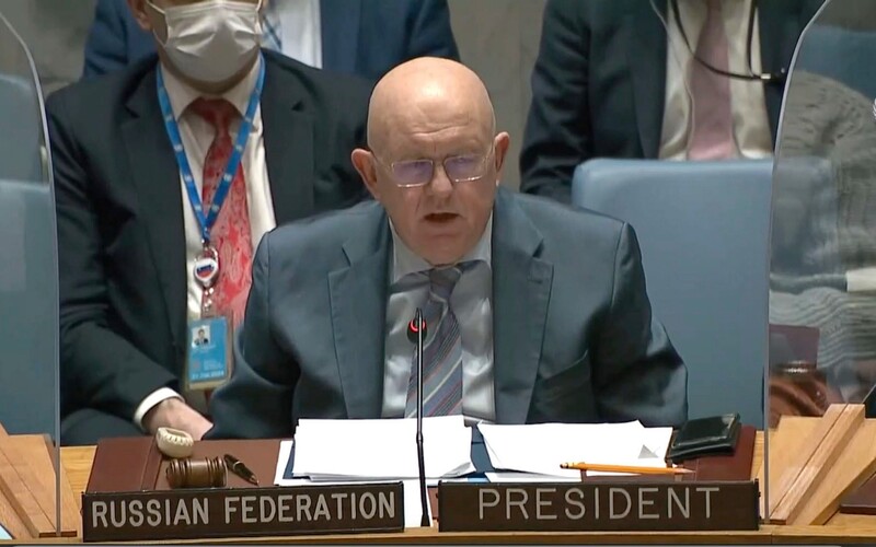 V noci zasadala Bezpečnostná rada OSN. Rusko obvinilo Ukrajinu z agresie, svetoví lídri dnes ohlásia nové sankcie voči Putinovi.