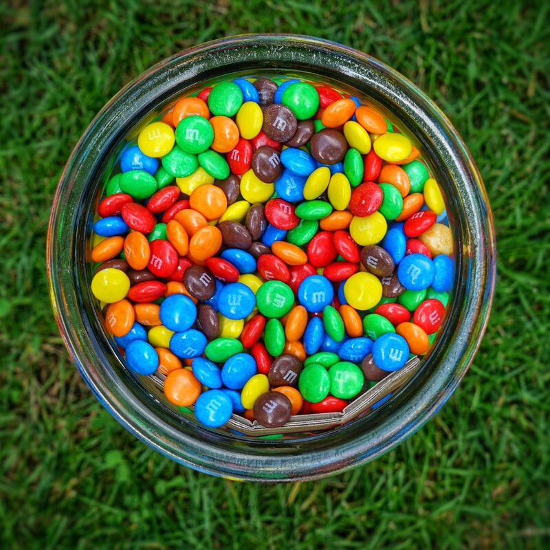 Klasické cukríky M&M pozná asi každý. Poukladať ich na seba, aby sa nezrútili, je náročná úloha. Tipneš si, z koľkých cukríkov je veža, ktorá drží rekord?