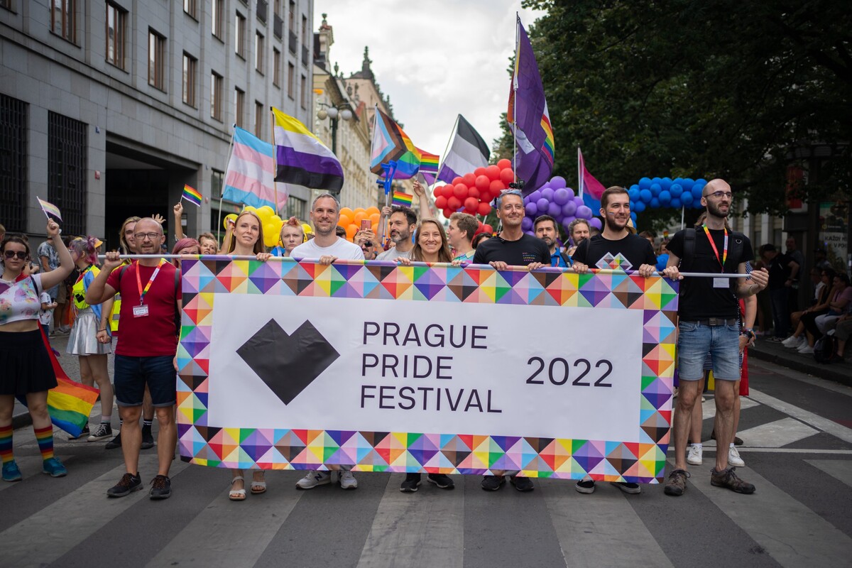 Pražský primátor Zdeněk Hřib (Piráti) byl po celou dobu průvodu jeden z těch, kteří nesli vlajku Prague Pride festival 2022. 