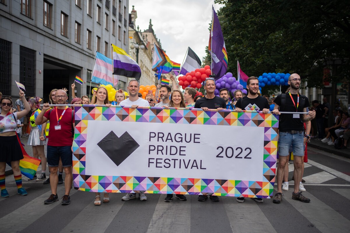 Pražský primátor Zdeněk Hřib (Piráti) byl po celou dobu průvodu jeden z těch, kteří nesli vlajku Prague Pride festival 2022.