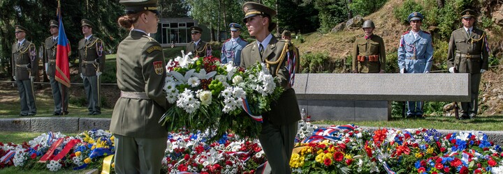 Nacisté před 80 lety vyhladili osadu Ležáky. Stovky lidí si dnes připomněly oběti masakru, na místo přišla i poslední přeživší