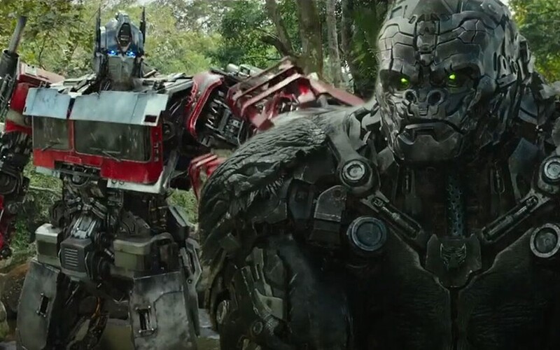 Gorila a Optimus Prime bojujú na život a na smrť. Nový film Transformers vyzerá ako našľapaný blockbuster roka.