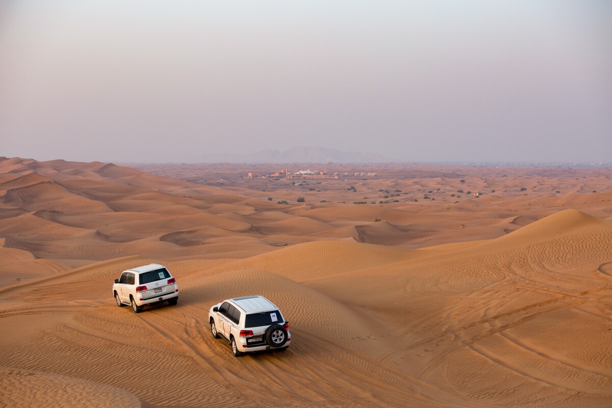 Dubajský safari zážitok sa začína adrenalínovou jazdou na džípoch.